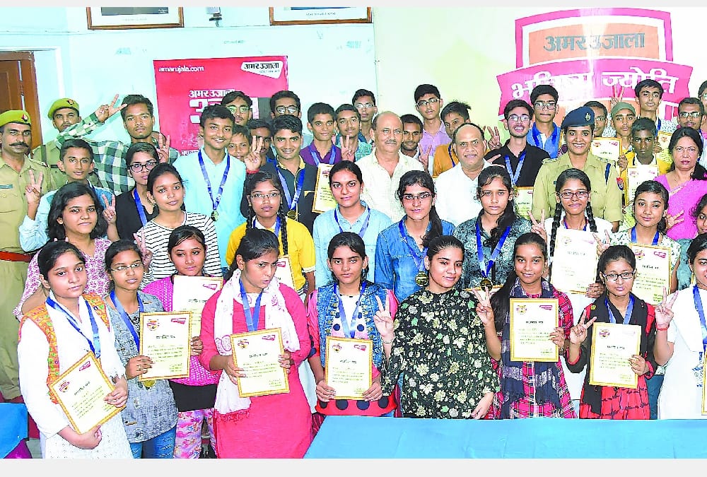 amar ujala honours toppers of raebareli.