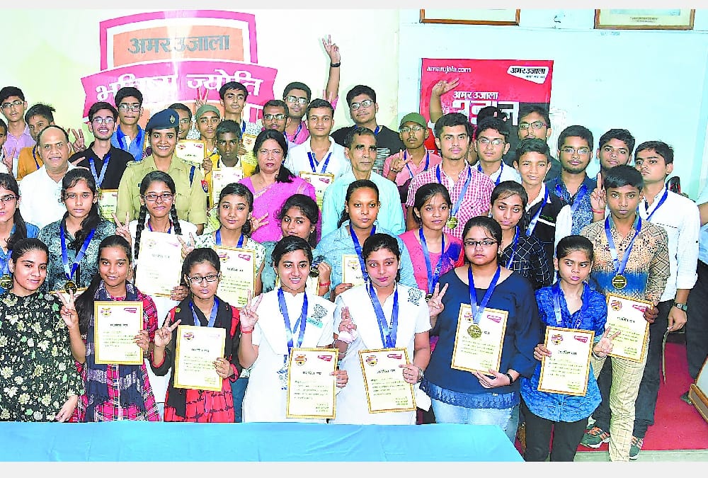 amar ujala honours toppers of raebareli.