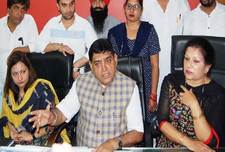 Minister Sundar Sham Arora visits Hoshiarpur hospital