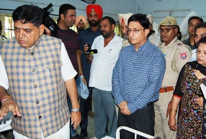 Minister Sundar Sham Arora visits Hoshiarpur hospital