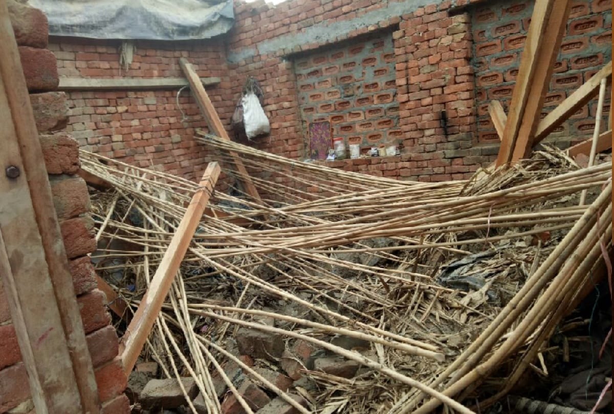 A laborer died after being buried under the rubble when the roof of the house collapsed in Bijnor