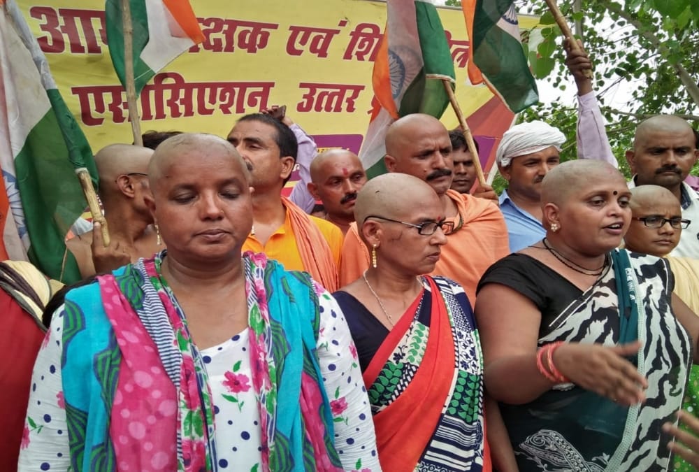shikshamitra protest in lucknow for their demands.