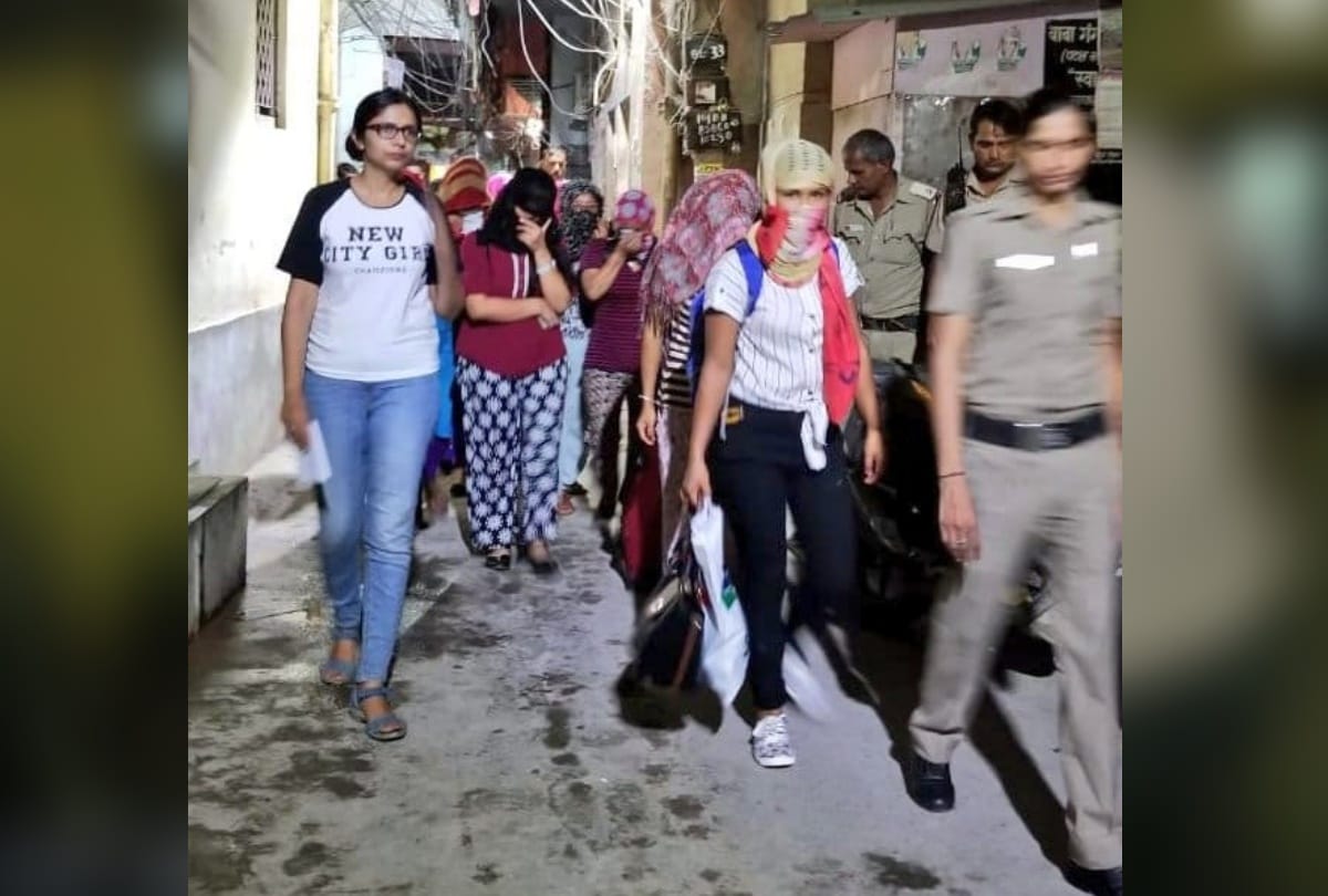 swati maliwal rescue the 16 girls who came from nepal in delhi