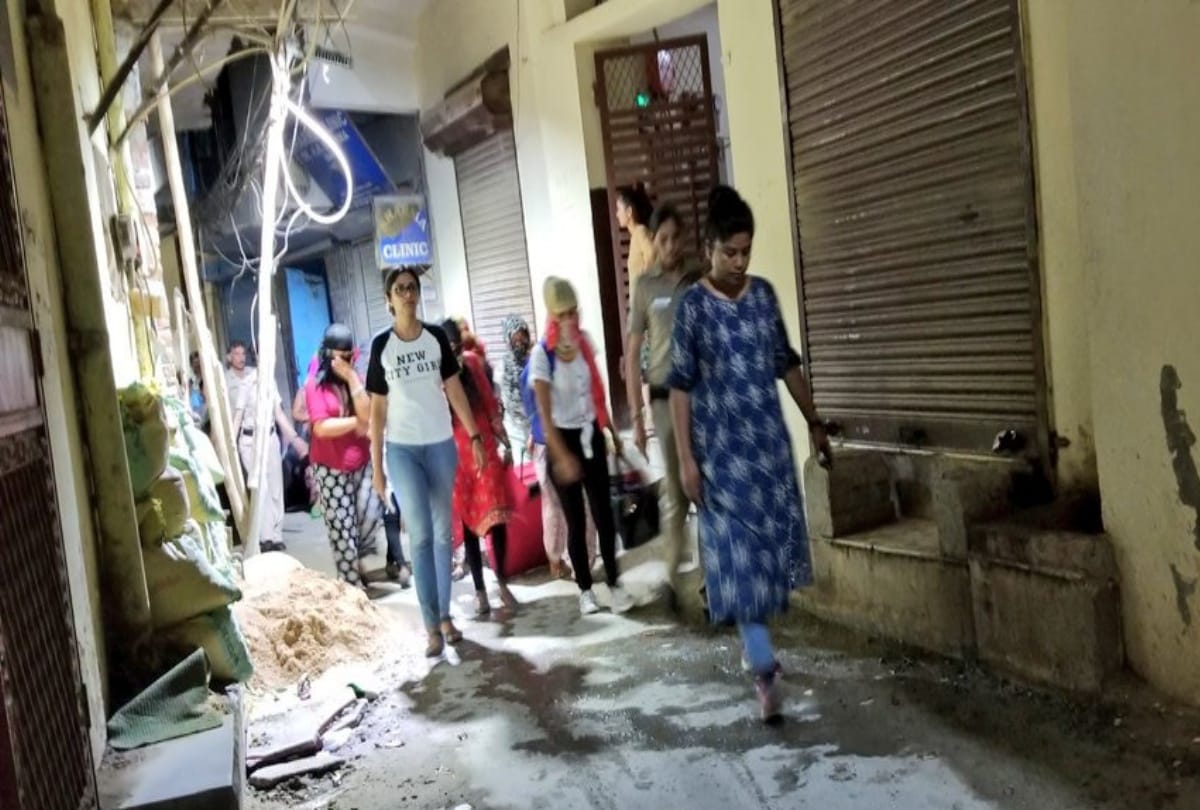 swati maliwal rescue the 16 girls who came from nepal in delhi