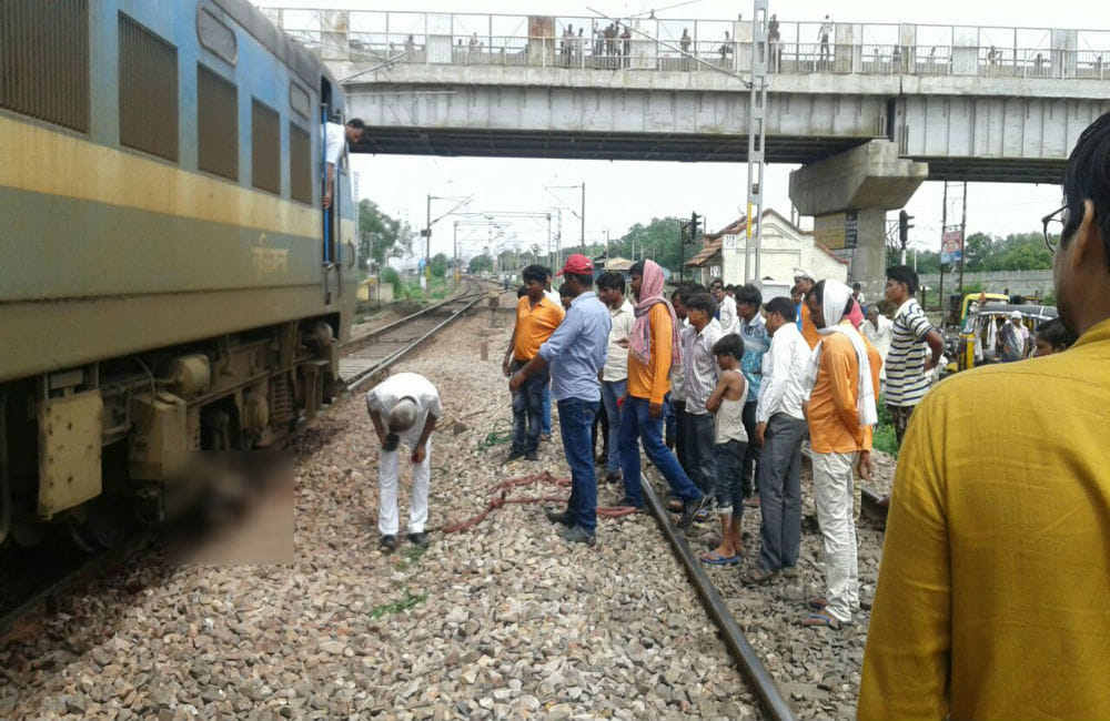 kaifiyat express train hits nilgai in Khurja junction station