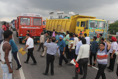 voilent strike of transporter in kanpur