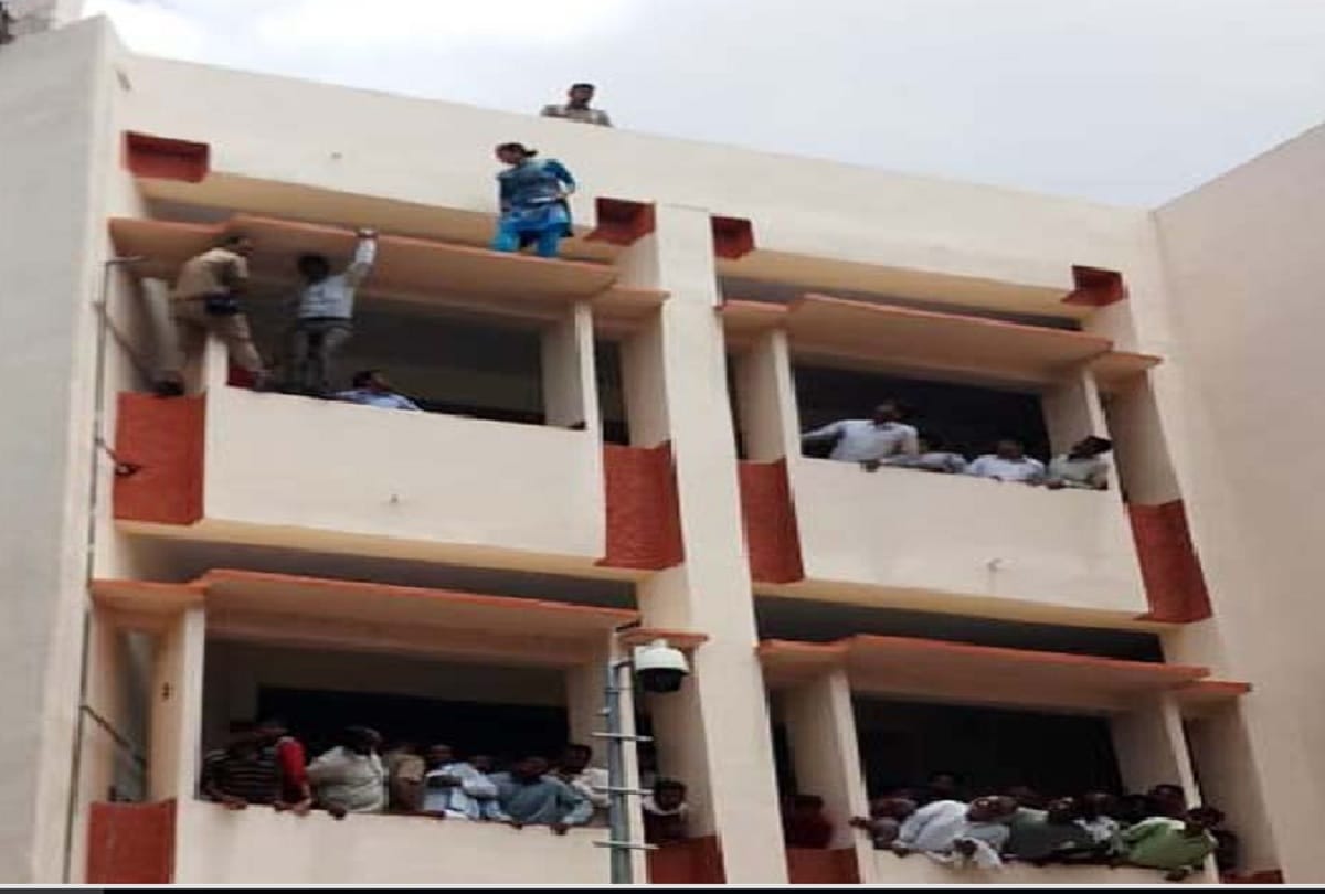 muzaffarnagar women try to jump from court building 