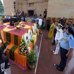 अमर जवान ज्योति पर कारगिल शहीदों को सैल्यूट कर सलामी देतीं निर्मला सीतारमण व तीनों सेनाओं के सेनाध्यक्ष।