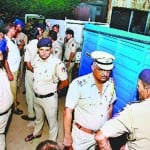 मृतक के घर के बाहर खड़ी पुलिस