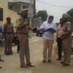 घटनास्थल पर जांच करते पुलिसकर्मी