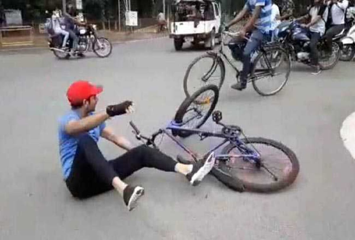 tej pratav yadav fell down from bicycle in patna during bicycle yatra
