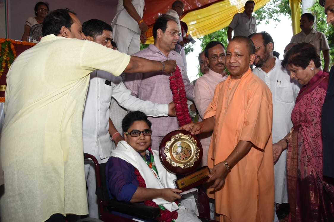 cm yogi honored the families of  martyr army jawans