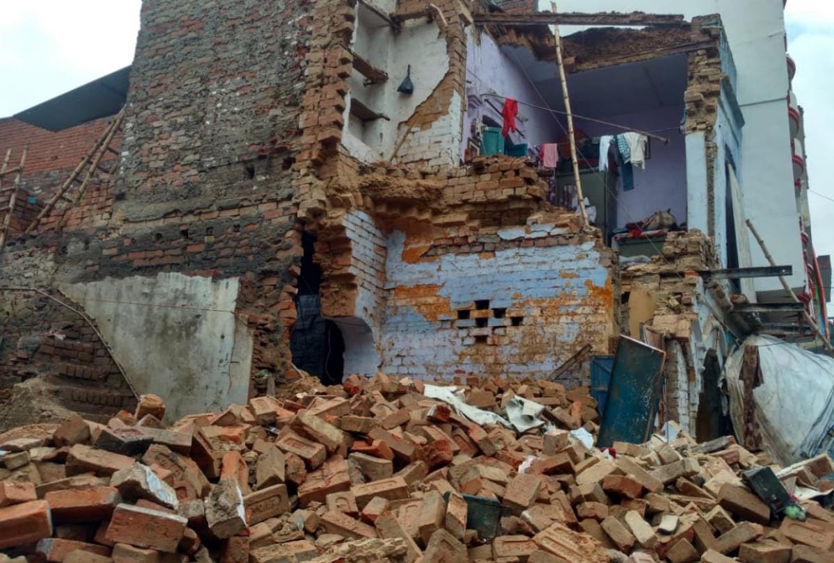 house collapse due to rain in lucknow 