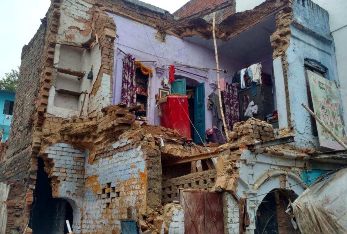 house collapse due to rain in lucknow 