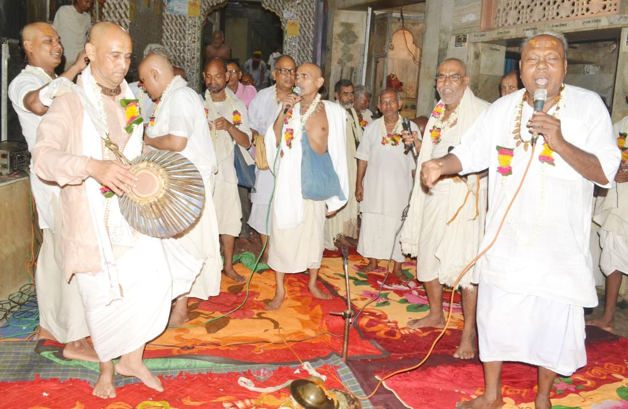 श्री सनातन गोस्वामी की भजन कुटीर पर हुआ अधिवास  संकीर्तन