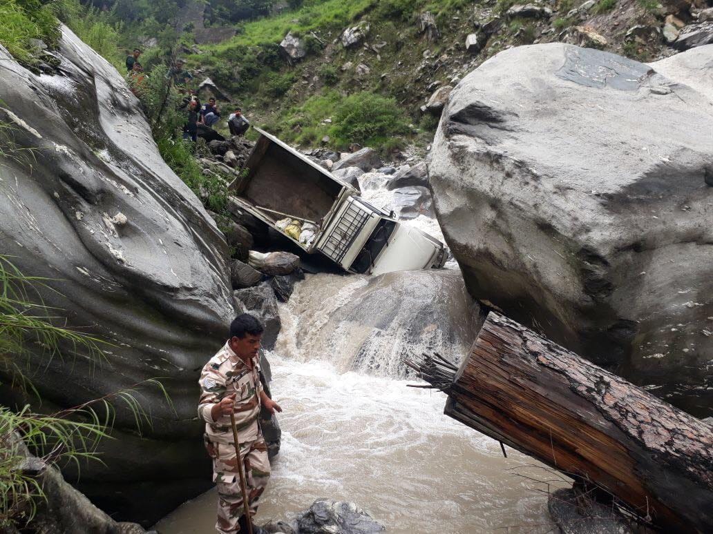 pick up vehicle fell into river at joshimath