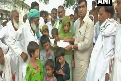 5 लाख का चेक सौंपते विधायक रहीश खान