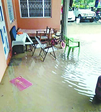मूसलाधार बारिश; घरों में घुसा पानी, सड़कों पर गिरे ल्हासे