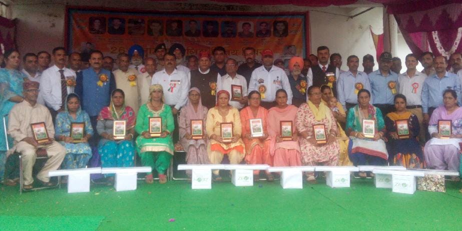 विस अध्यक्ष ने नवाजे वीर सैनिकों के परिजन 