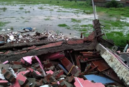 rain in delhi ncr water logging traffic jam, 2 storey building collapsed in delhi ncr