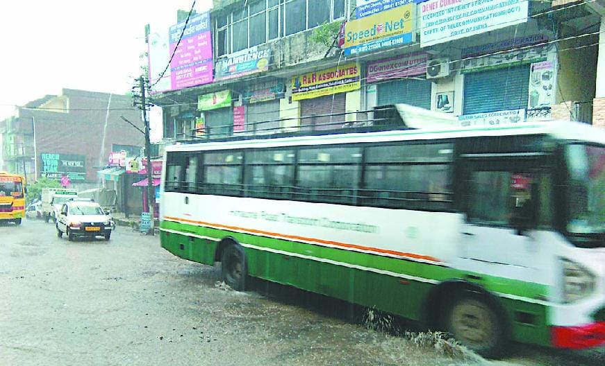 निकासी नालियां अवरुद्ध, बारिश के कारण सड़केें बनी तालाब