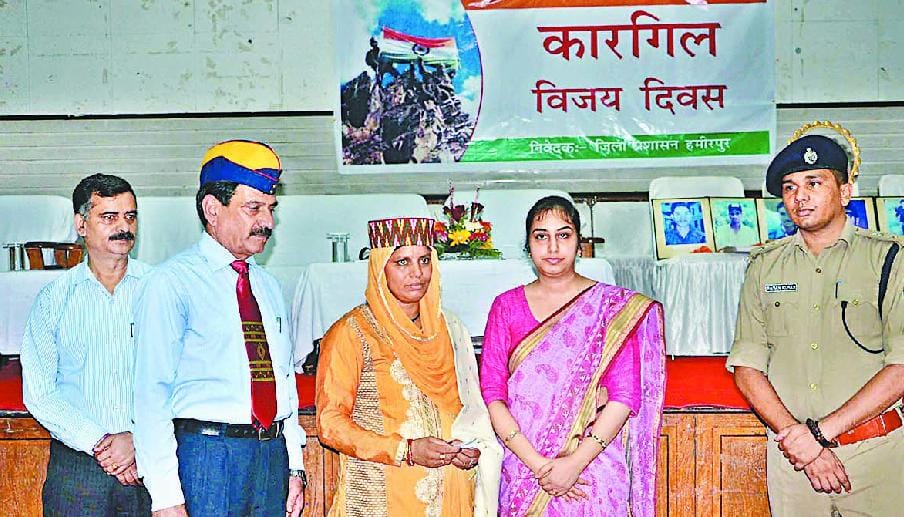 कारगिल के जांबाजों को किया नमन, परिजन सम्मानित