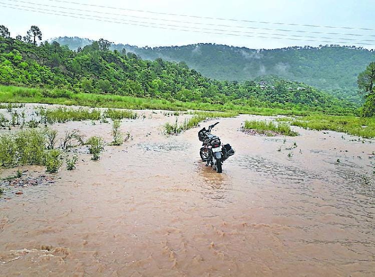 भारी बारिश से मुख्य सड़क से टूटा तलासी गांव का संपर्क