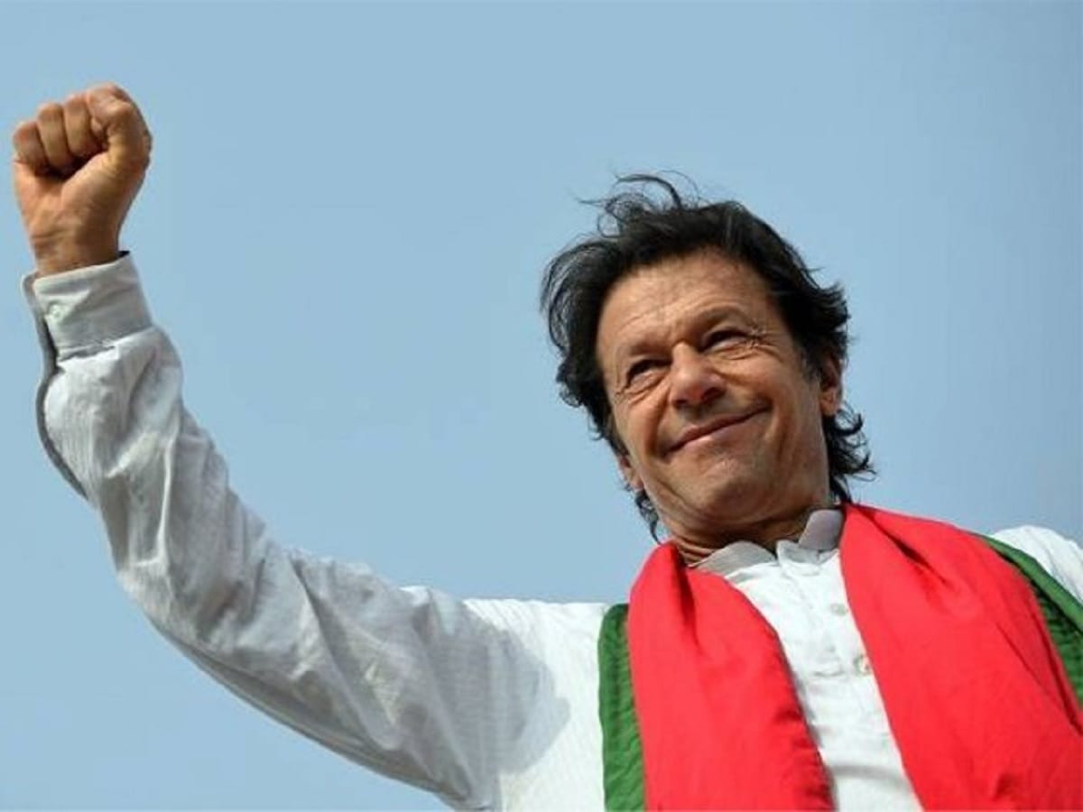 Imran khan will take oath on 11 august between majority crisis