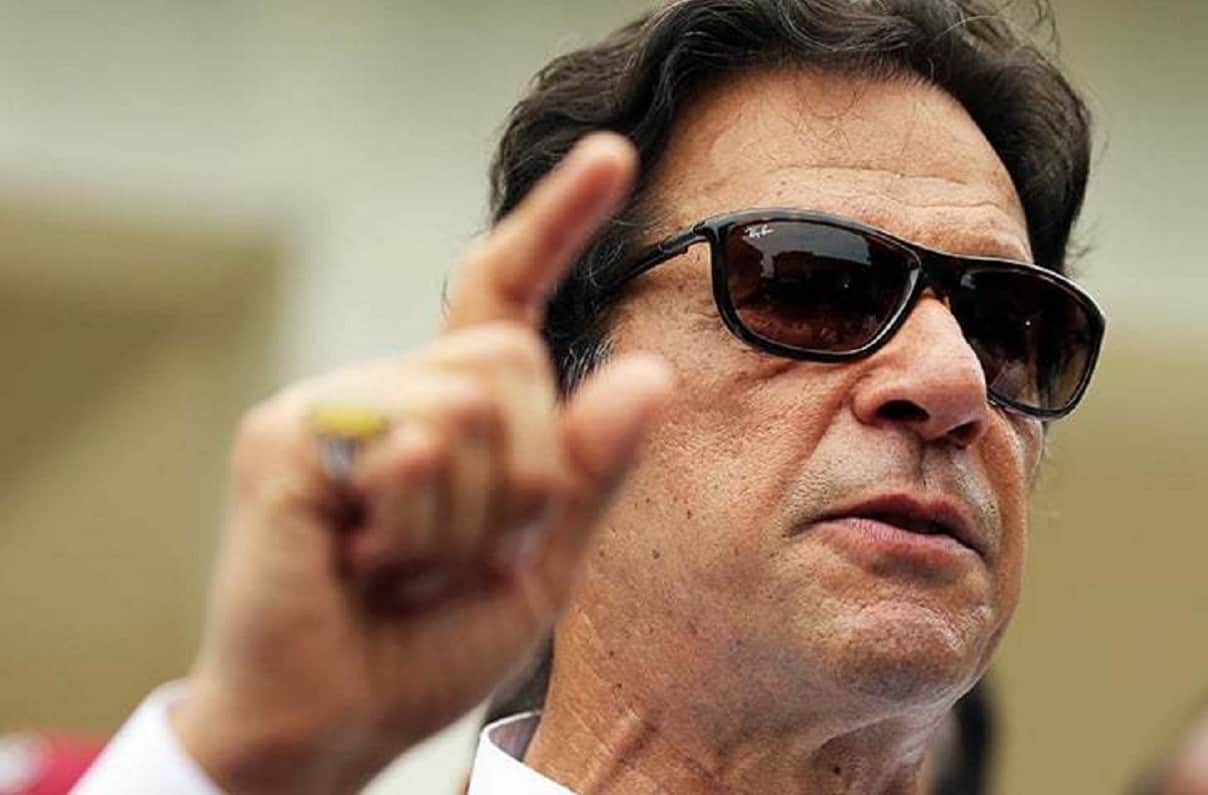Imran khan invites aamir khan to pakistan for celebrate victory watch viral video