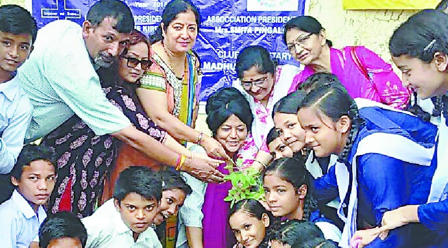 इनरव्हील क्लब ने देवलचौड़ स्कूल में किया पौधरोपण