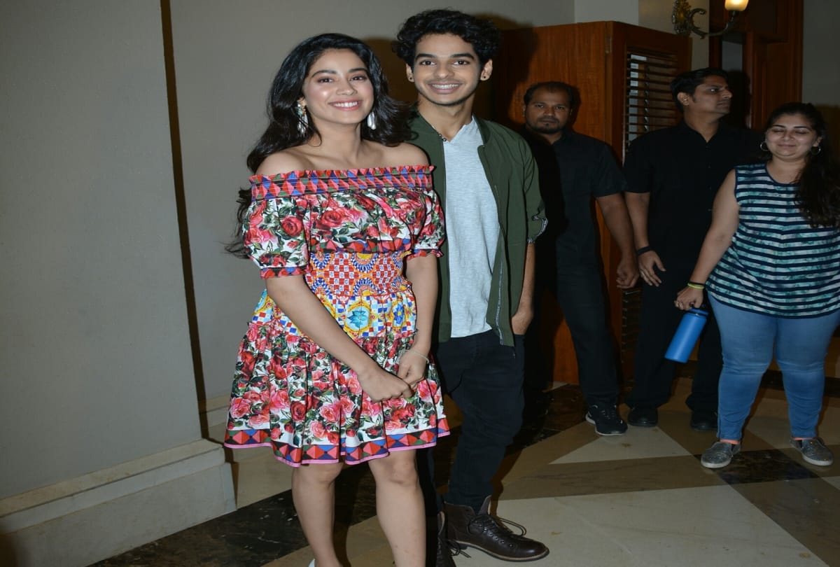Jhanvi Kapoor cried in bathroom after read bad acting review in Dhadak
