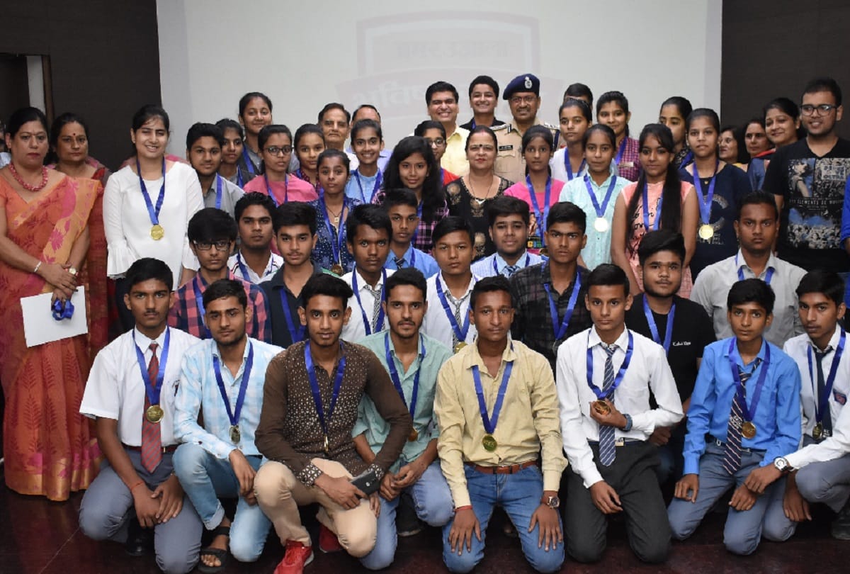 Top 10th and 12th toppers were honored at the Amar Ujala Bhavishya Jyoti Samman