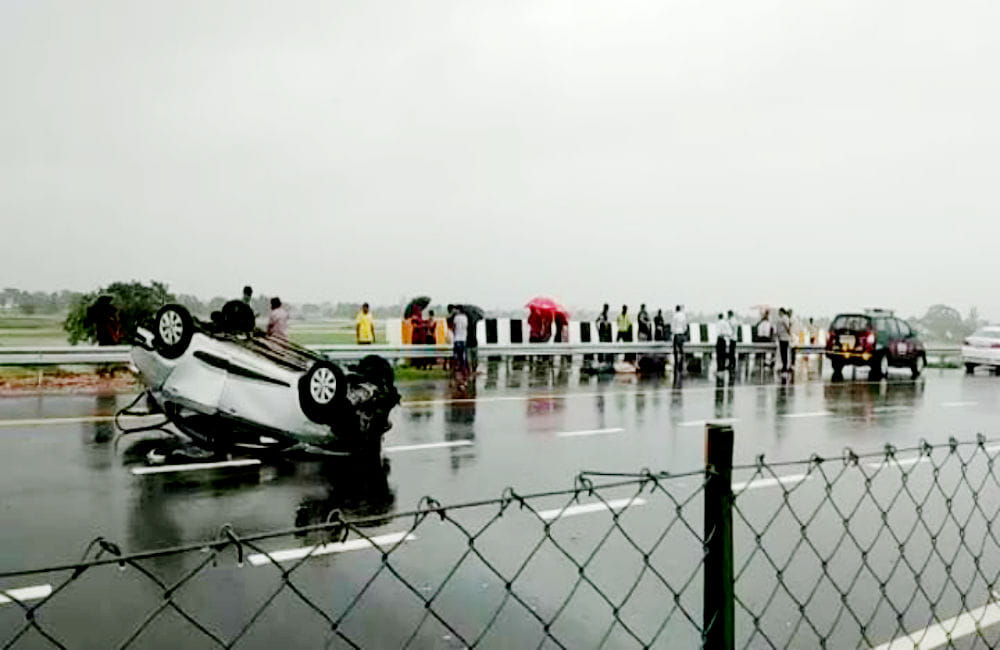 Two people died after overturning car on Agra Lucknow Expressway