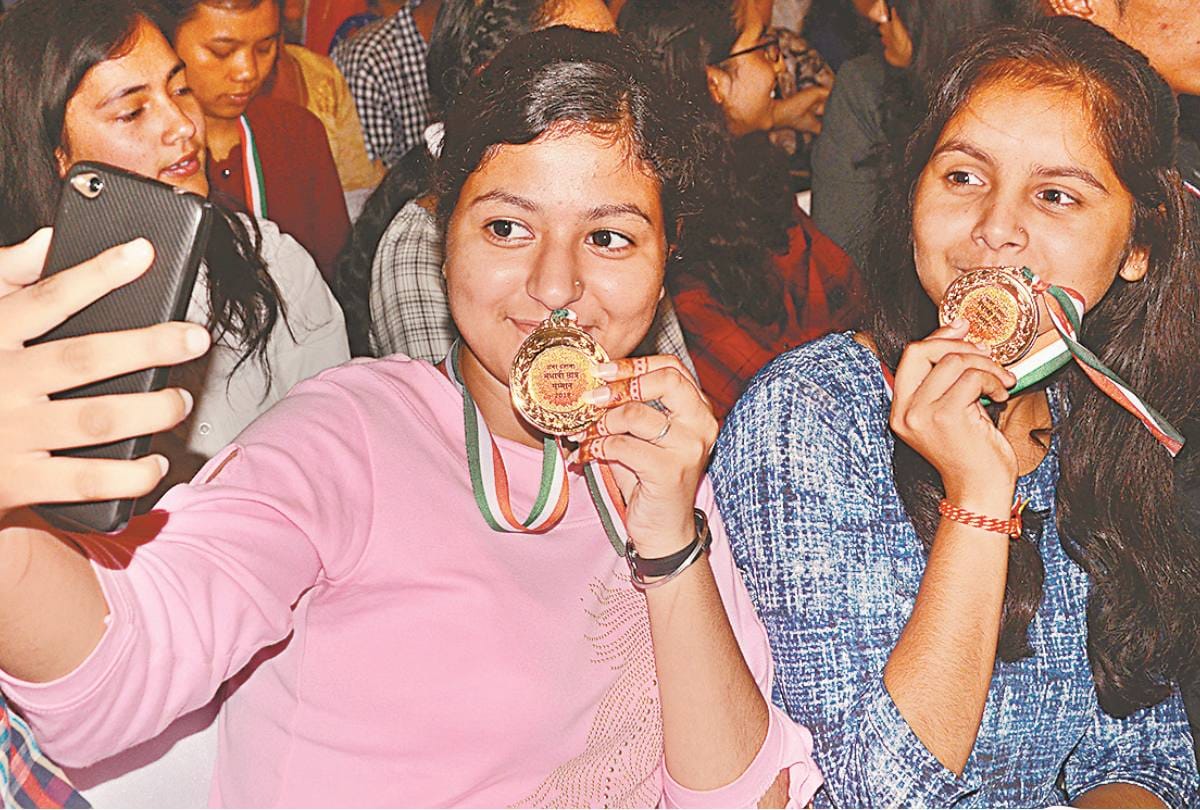 सीएम के हाथों सम्मान पा कर खिले  राजधानी के स्कूल टॉपर के चेहरे