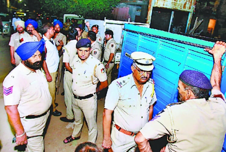 Policeman fiercely beaten accused of molestation