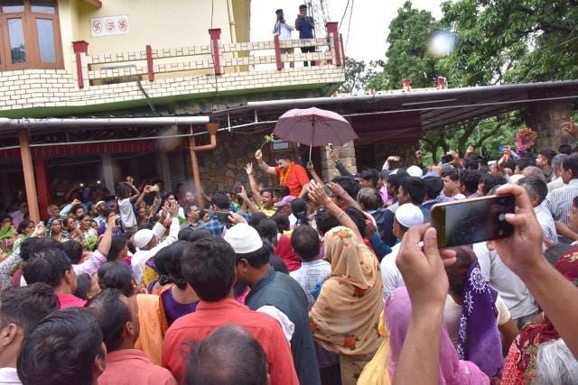 slums public say thanks to mla on slums ordinance approval