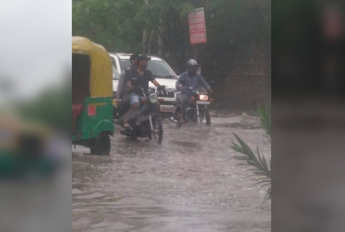 Heavy rain in noida city full of water