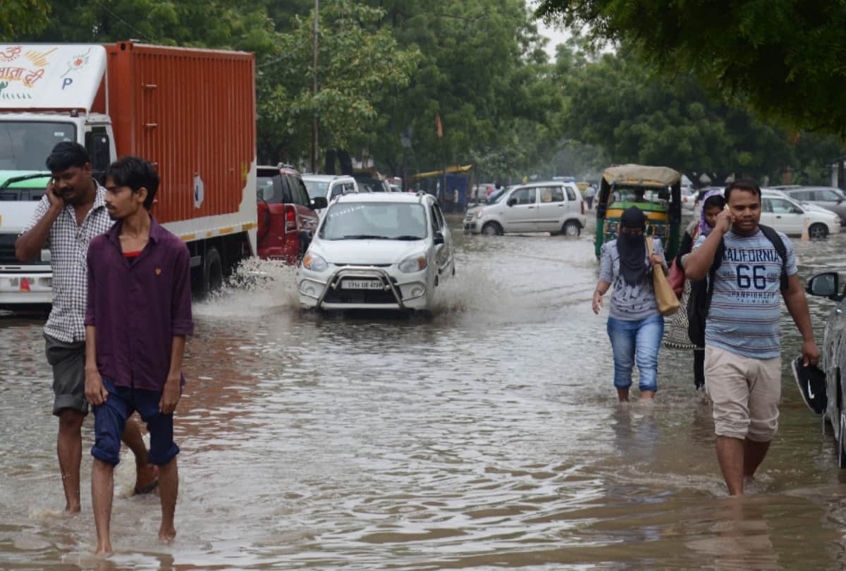 Heavy rain in noida city full of water