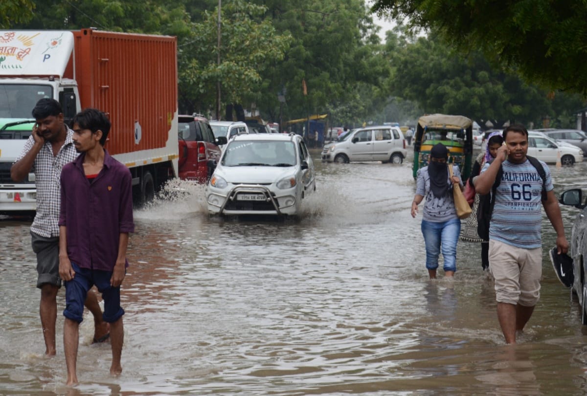 Heavy rain in noida city full of water