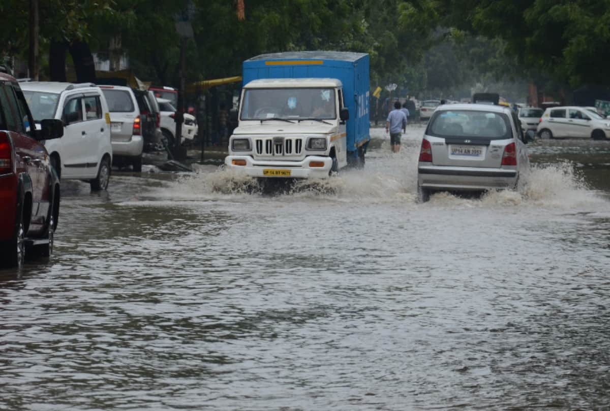 Heavy rain in noida city full of water