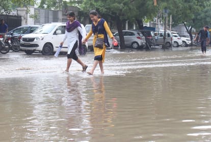 massive traffic due to heavy rain in noida