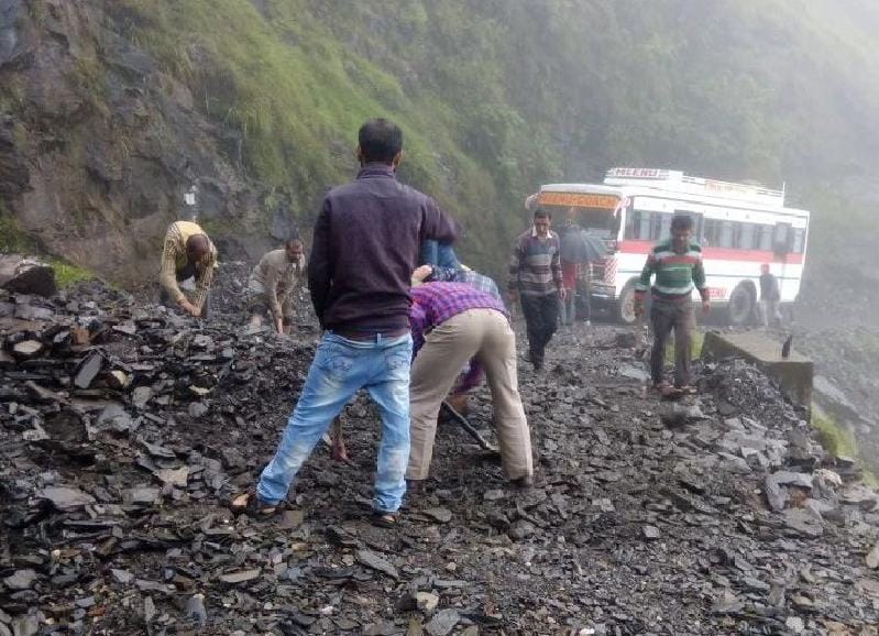 सिरमौर में आफत की बारिश, डेढ़ दर्जन सड़कें बंद