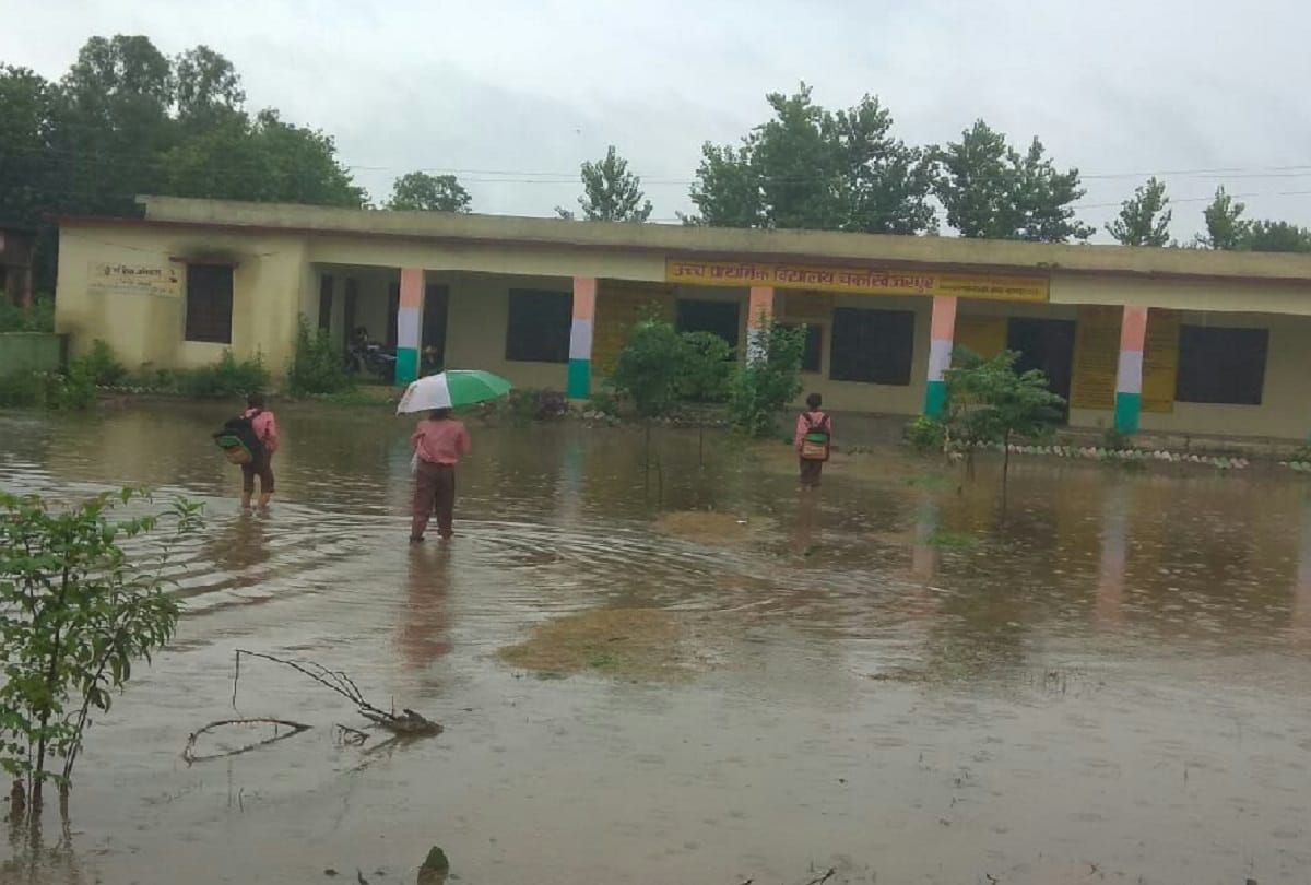 स्कूलों में भरा पानी, कैसे करें पढ़ाई