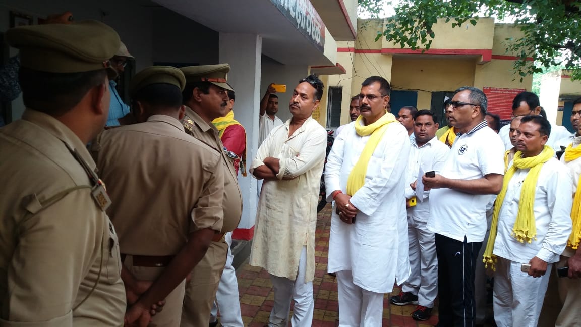 Omprakash rajbhar went to kotwali after inspector not came to him at ballia