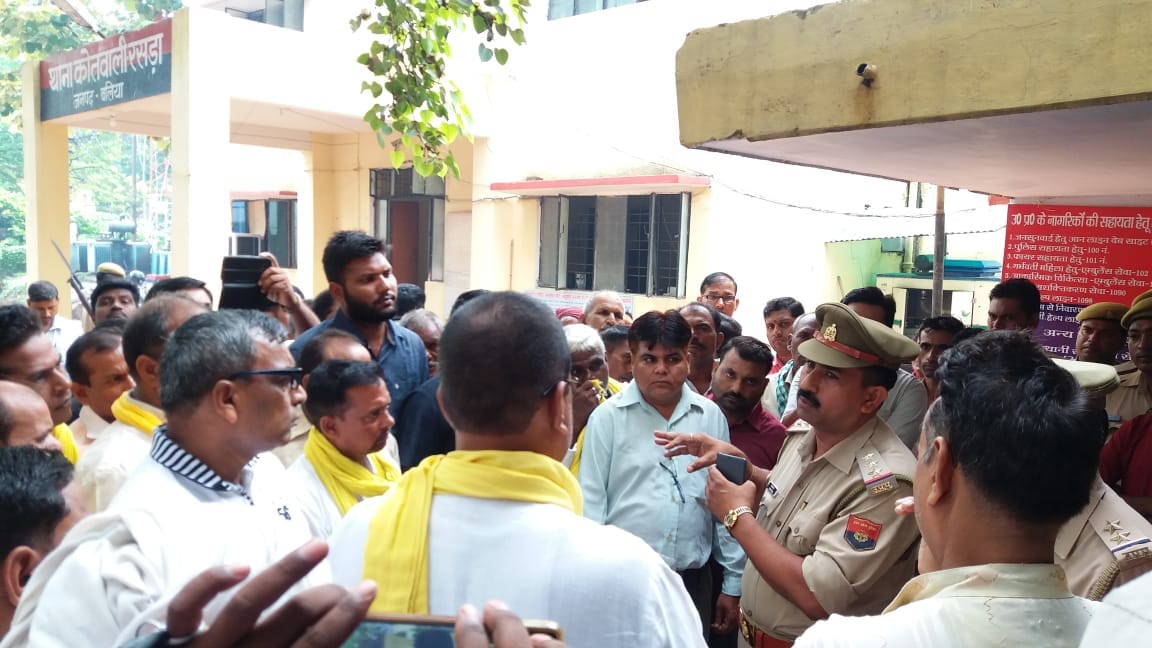 Omprakash rajbhar went to kotwali after inspector not came to him at ballia