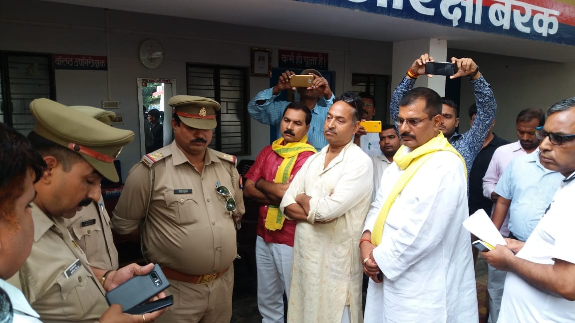 Omprakash rajbhar went to kotwali after inspector not came to him at ballia