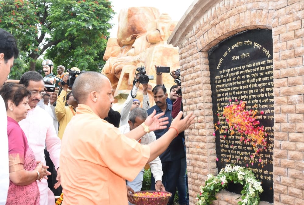  yogi adityanath pay homage to indian soldiers on vijay diwas.
