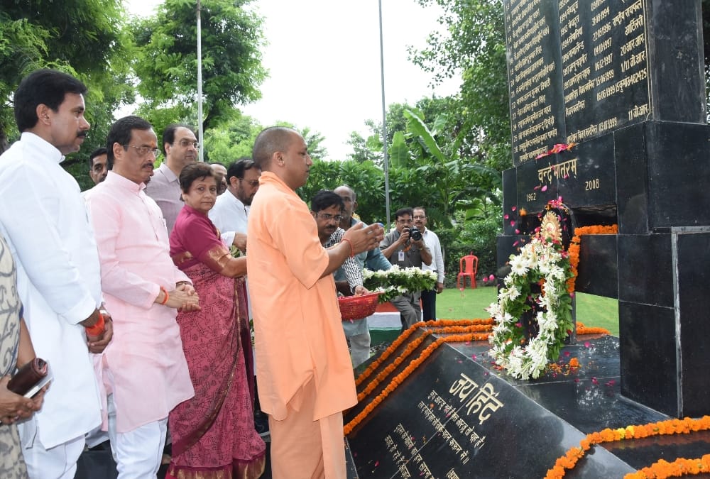  yogi adityanath pay homage to indian soldiers on vijay diwas.
