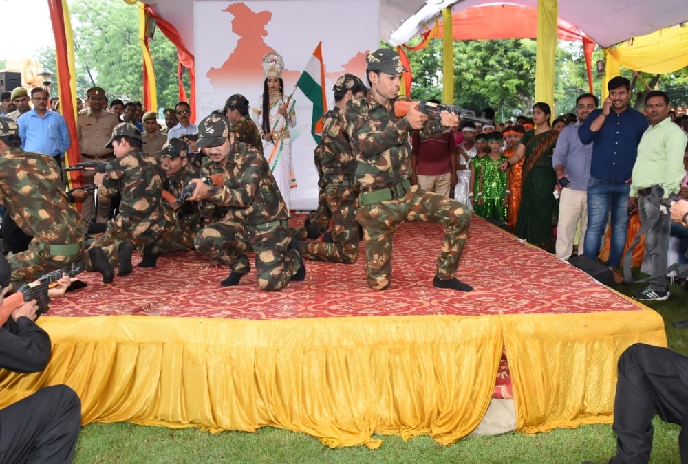  yogi adityanath pay homage to indian soldiers on vijay diwas.