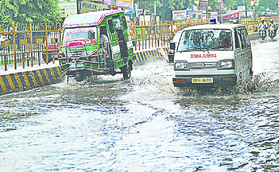 jalbharaav me kharaab hui school bus